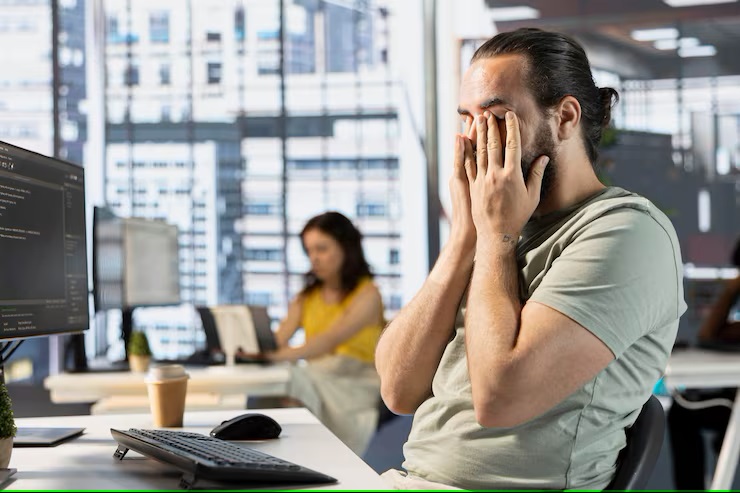 Dirigeant de PME stressé et fatigué au bureau - besoin d'équilibre santé-travail